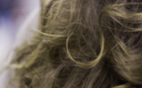 二年级描写人物头发的句子